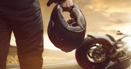Mann trägt Motorrad Helm mit Bluetooth Headset